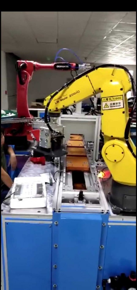 生产流水线安装关节机器人智能化作业