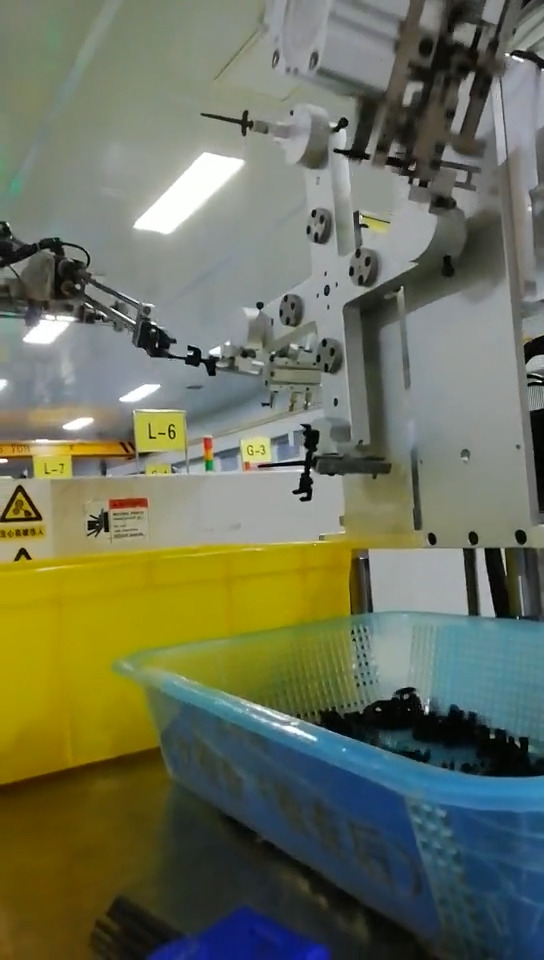 机械手臂剪水口操作,两连机